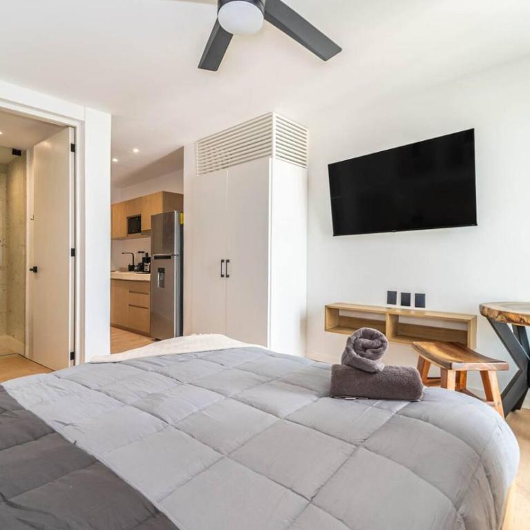 Lux Studio with Rooftop Pool, Walk to Beach and 5th Ave - Apartment - 9