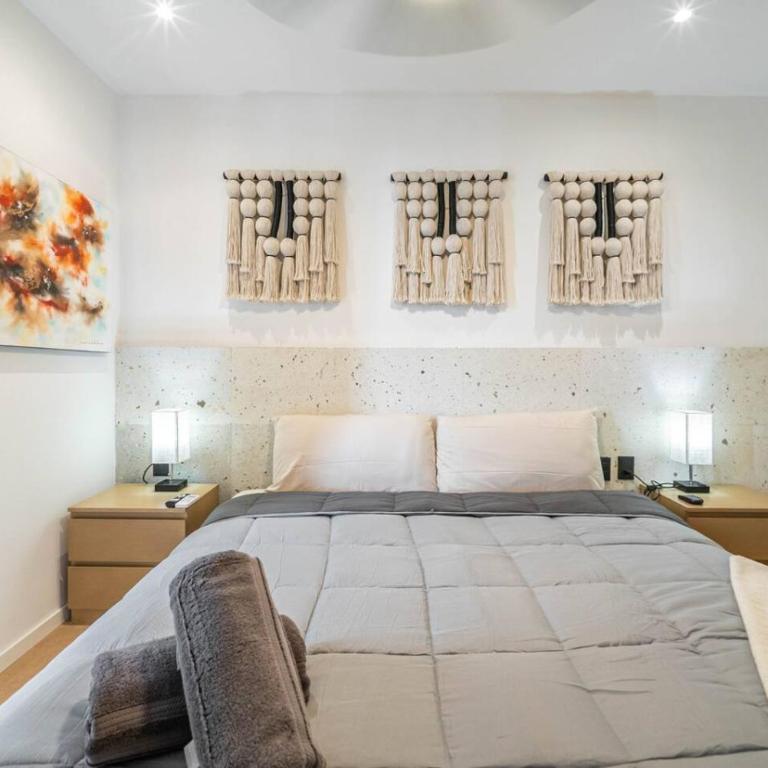 Lux Studio with Rooftop Pool, Walk to Beach and 5th Ave - Apartment - 16