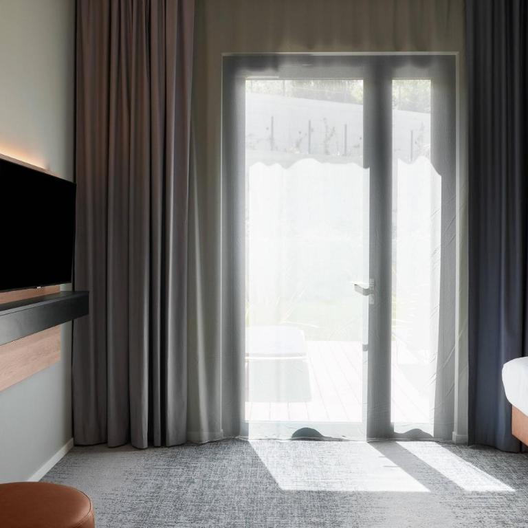 Moxy Antibes Sophia Antipolis - Moxy Queen Room with Pool Access and Terrace - 4