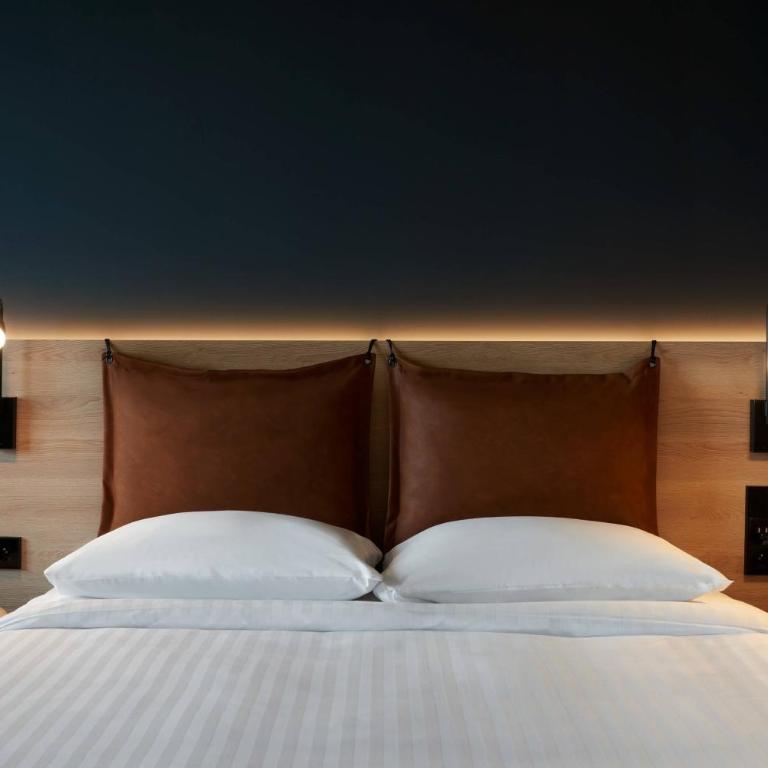 Moxy Antibes Sophia Antipolis - Moxy Extra Sleeper XL Queen Room with Sofa Bed - 1