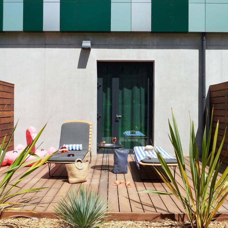 Moxy Antibes Sophia Antipolis - Moxy Queen Room with Pool Access and Terrace - 1