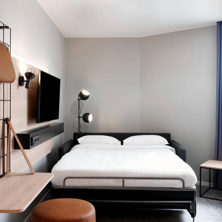 Moxy Antibes Sophia Antipolis - Moxy Extra Sleeper XL Queen Room with Sofa Bed - 3
