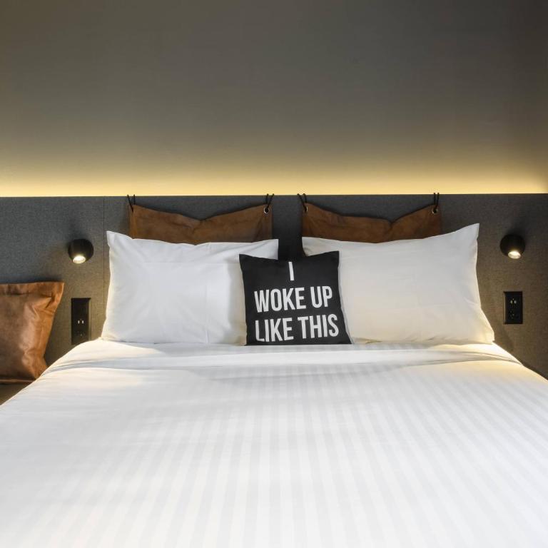 Moxy Sion - Standard Zimmer Moxy mit 1 Queensize-Bett und Blick auf den Innenhof - 4