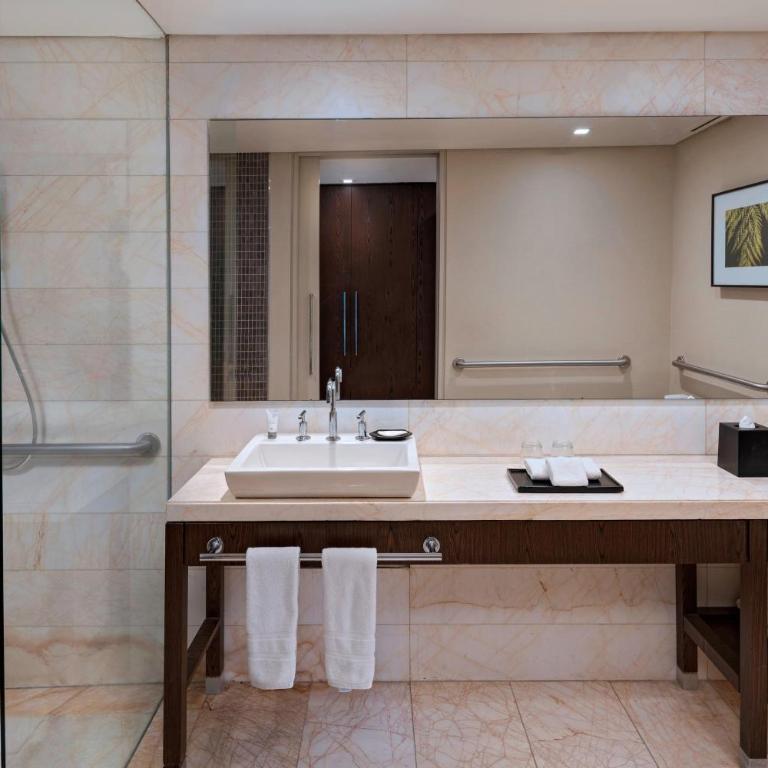 The Westin Santa Fe, Mexico City - Habitación Deluxe con 1 cama extragrande y ducha - Adaptada para personas con movilidad reducida - 3