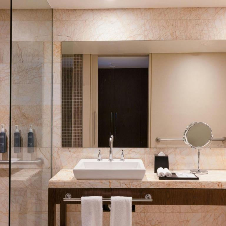 The Westin Santa Fe, Mexico City - Habitación Deluxe con 1 cama extragrande y ducha - Adaptada para personas con movilidad reducida - 5