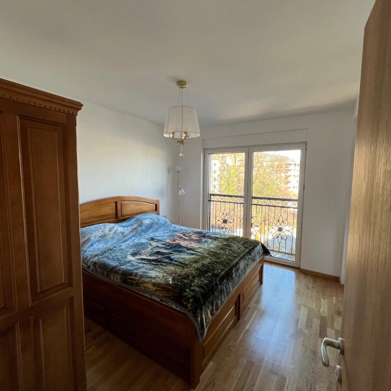 Eden Apartman Vrnjačka Banja - Apartman sa 1 Spavaćom Sobom, Balkonom i Pogledom na Grad - 9