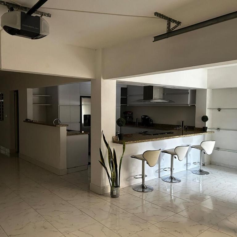 Big house with garage in Yumbo Valle - Casa de 4 dormitorios - 1