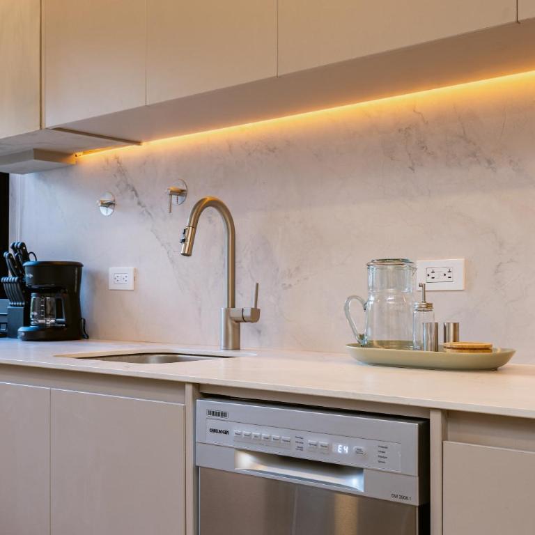 StrataSix Hotel - One-Bedroom Standard Apartment - 17
