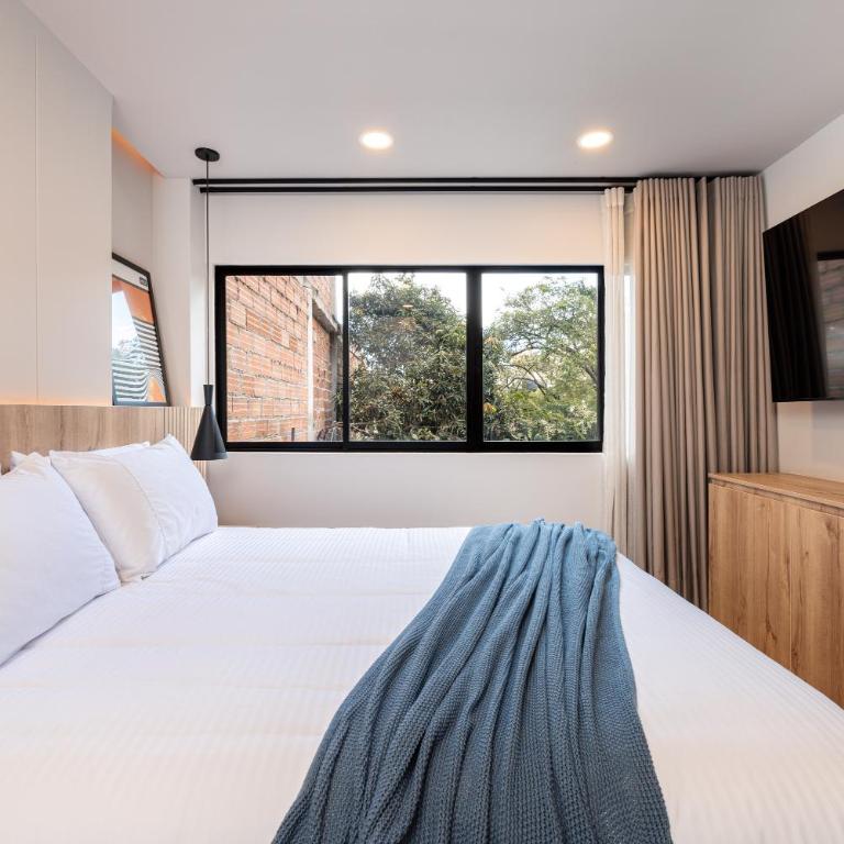 StrataSix Hotel - One-Bedroom Standard Apartment - 12