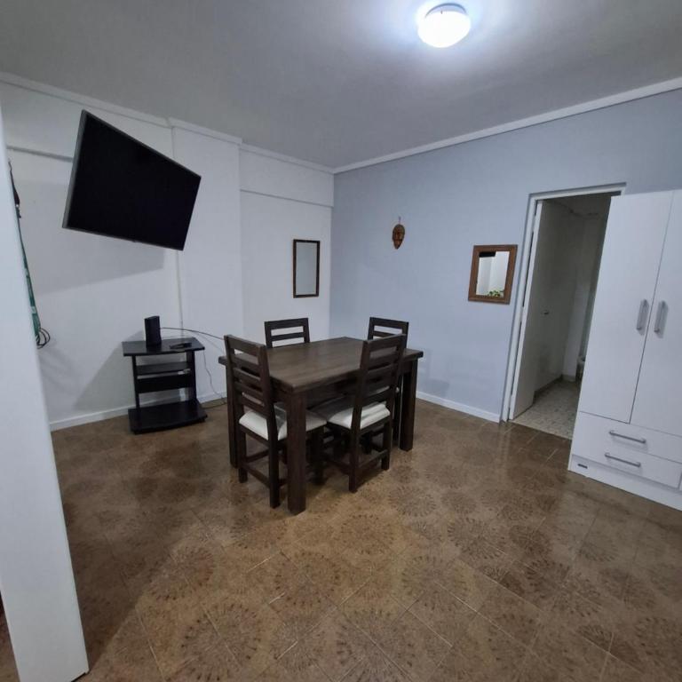 Departamento de 2 ambientes con patio y cochera privada dentro del edificio, a 2 cuadras del mar - Apartamento de 1 dormitorio - 1