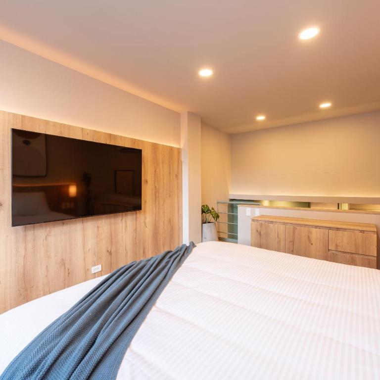 StrataSix Hotel - One-Bedroom Apartment with Balcony - 7