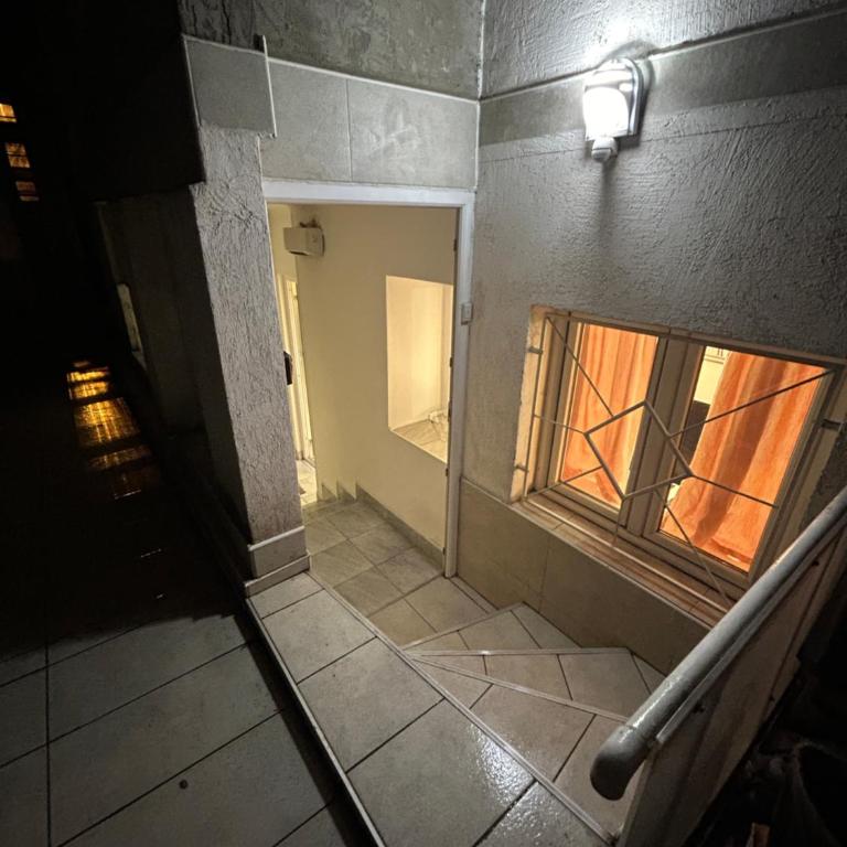 Simply white in city - Studio - 2