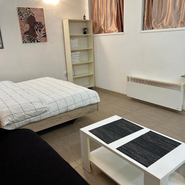 Simply white in city - Studio - 6