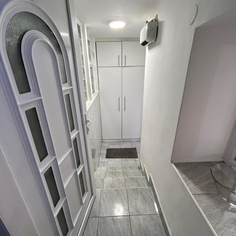 Simply white in city - Studio - 8