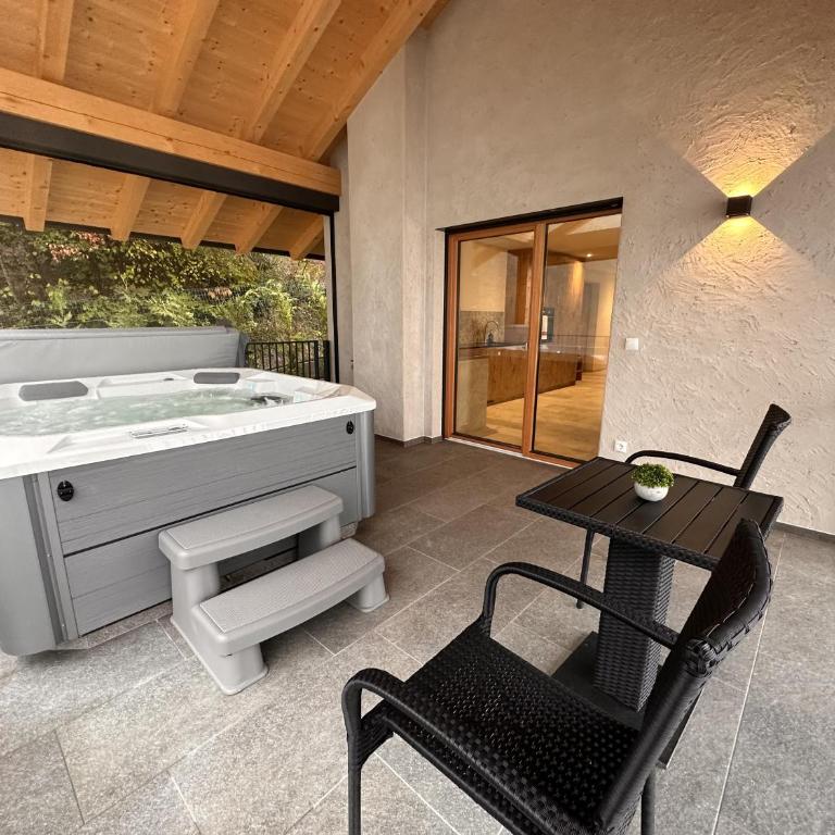 Chalet Aurora - Private Secluded Spa Escape with Hot Tub, Sauna and Garage - Chalet con 1 Camera da Letto - 3