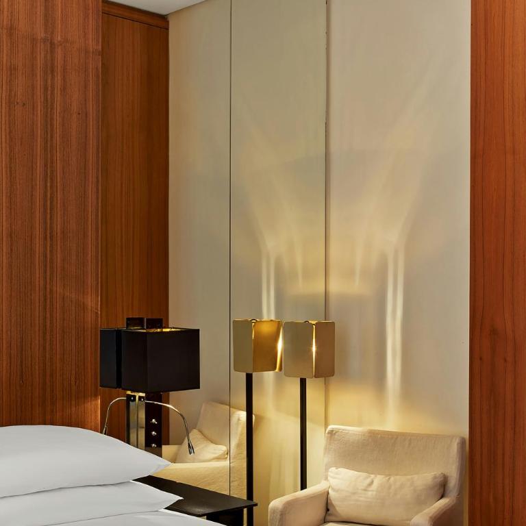 Le Metropolitan, Paris Tour Eiffel, a Tribute Portfolio Hotel - Prestige Queen Room with Partial Eiffel View - 5