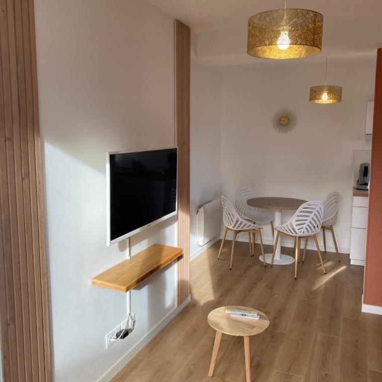 T2, Jardinet, Quartier marché 10mn Plage - One-Bedroom Apartment - 10