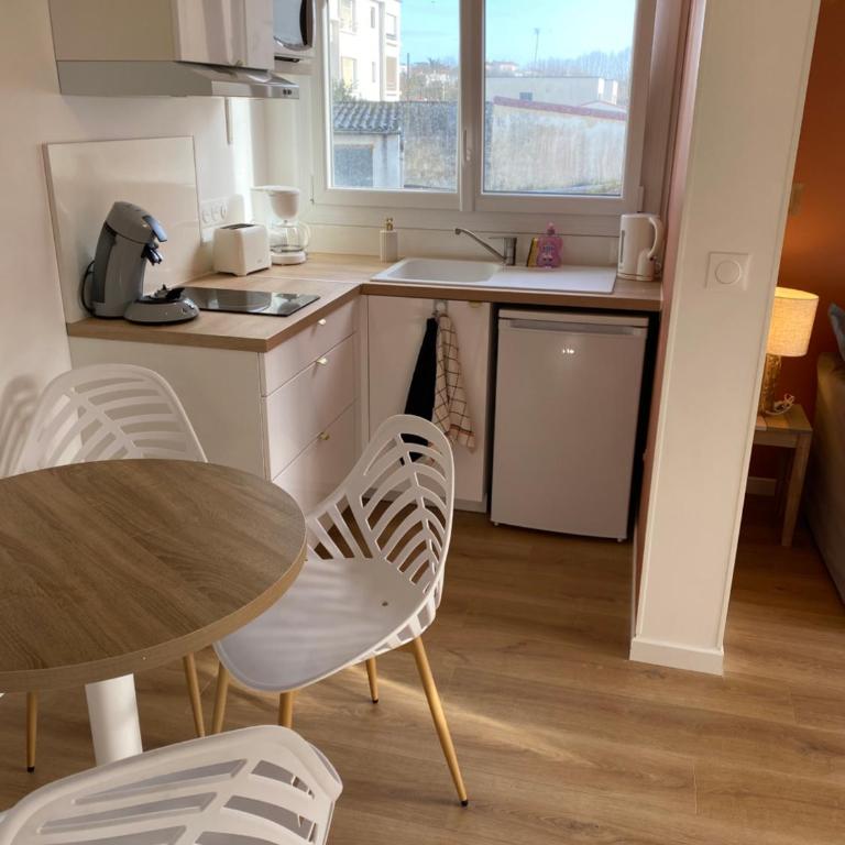T2, Jardinet, Quartier marché 10mn Plage - One-Bedroom Apartment - 2
