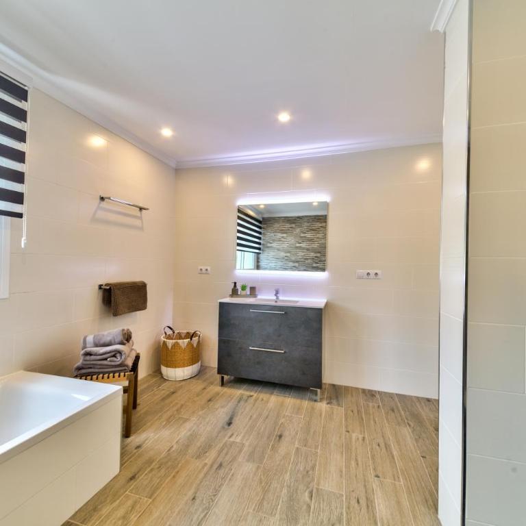 La Vista - Modern Luxury for 12 Guests - Villa - 47