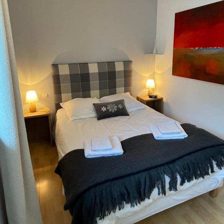 Appartement situé en rez de jardin avec piscine privée en été - Two-Bedroom Apartment - 2