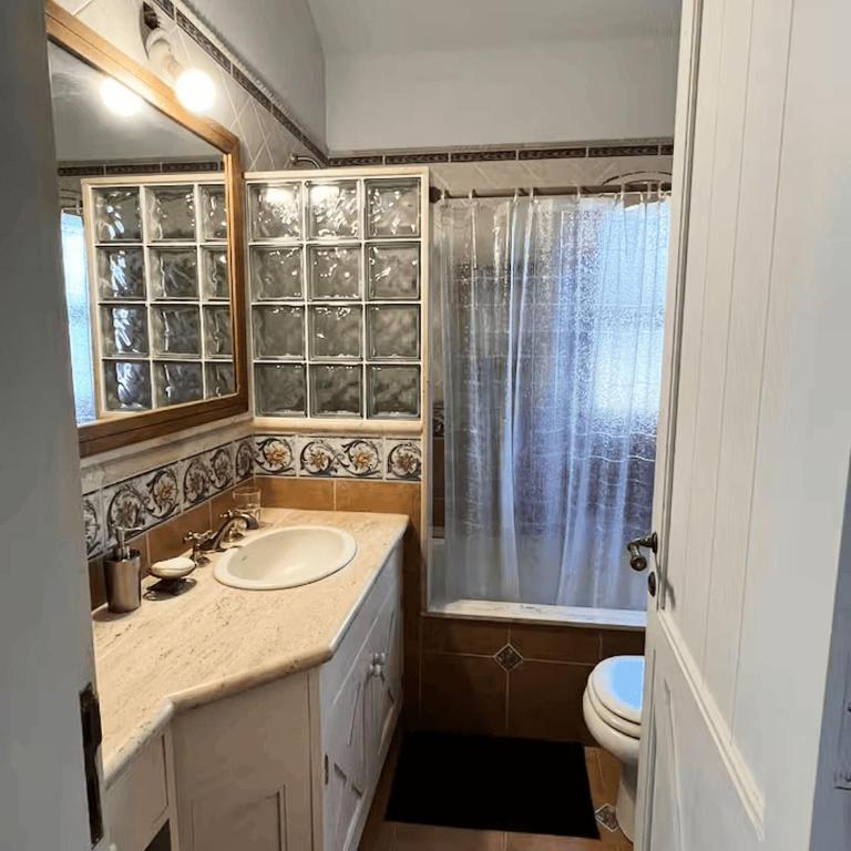 Casa con pileta y jardin - Four-Bedroom House - 47