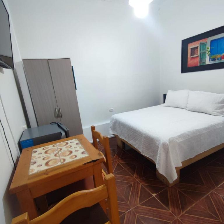 Hostal Vicmar - Habitación Doble con baño privado - 2