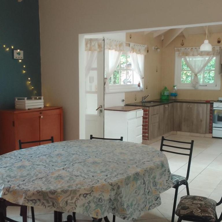 Chalet para 8 o 9 personas, pegado al Bosque Peralta Ramos y a 10 cuadras de las mejores playas del sur de Mar del Plata - Casa de 3 dormitorios - 2