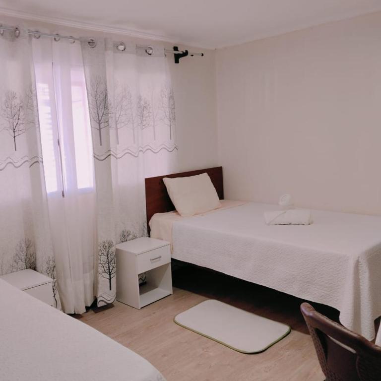 Hotel Victoria - Double Room with Shared Bathroom - 8