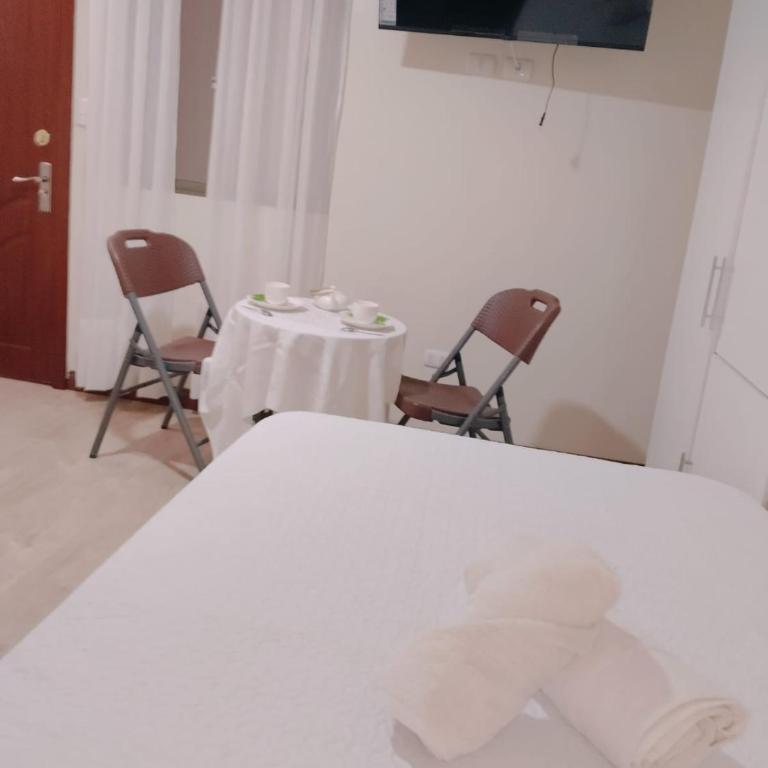 Hotel Victoria - Double Room with Private Bathroom - 3