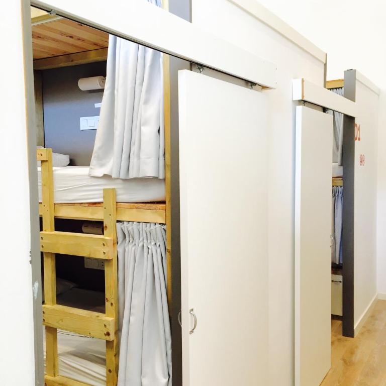 Ant Hostel Barcelona - Bed in 4-Bed Mixed Dormitory Room with Private Bathroom - 5