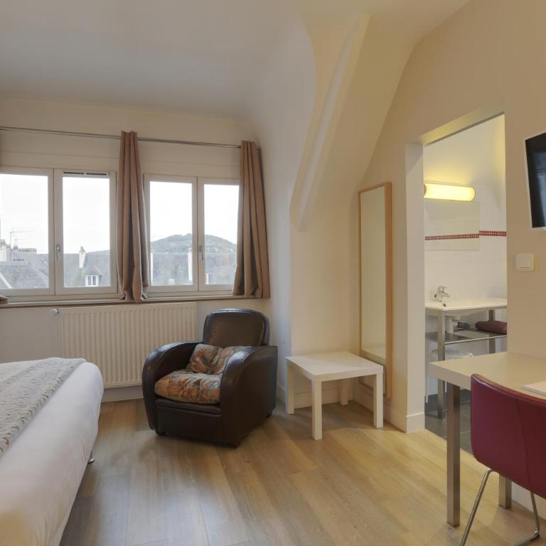 Hôtel Cardinal - Chambre Familiale avec Douche - 4