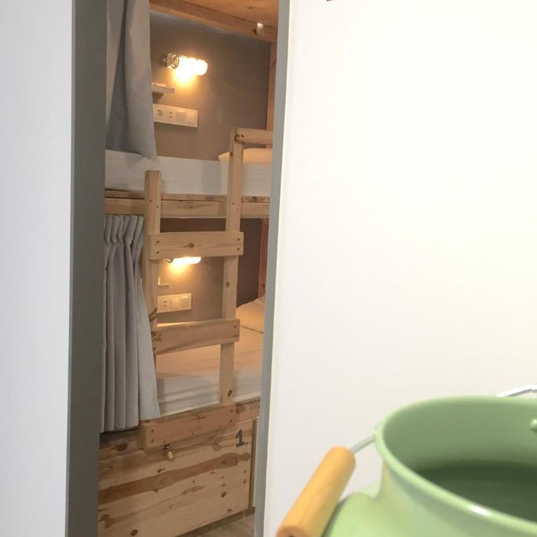 Ant Hostel Barcelona - Private Standard Quadruple Room with Private Bathroom - 4