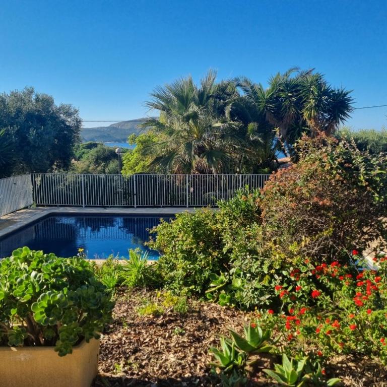 Agréable 2 pièces dans villa avec piscine - Appartement 2 Chambres - 9