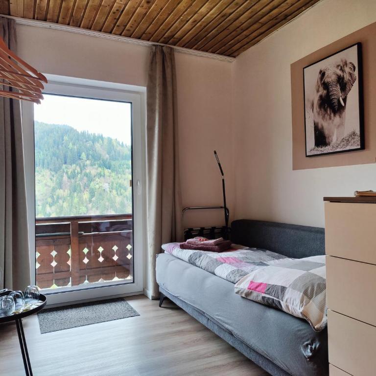 Pension Almhof - Dreibettzimmer mit Bad - 10