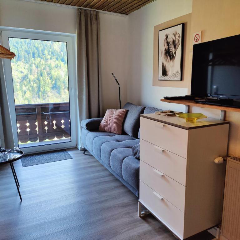 Pension Almhof - Dreibettzimmer mit Bad - 11