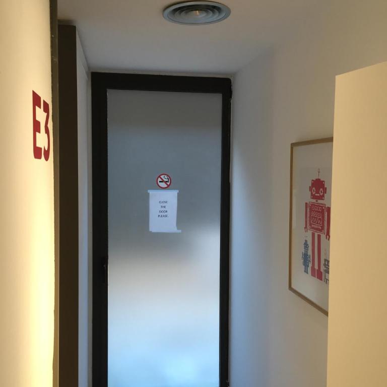 Ant Hostel Barcelona - Private Standard Quadruple Room with Private Bathroom - 7