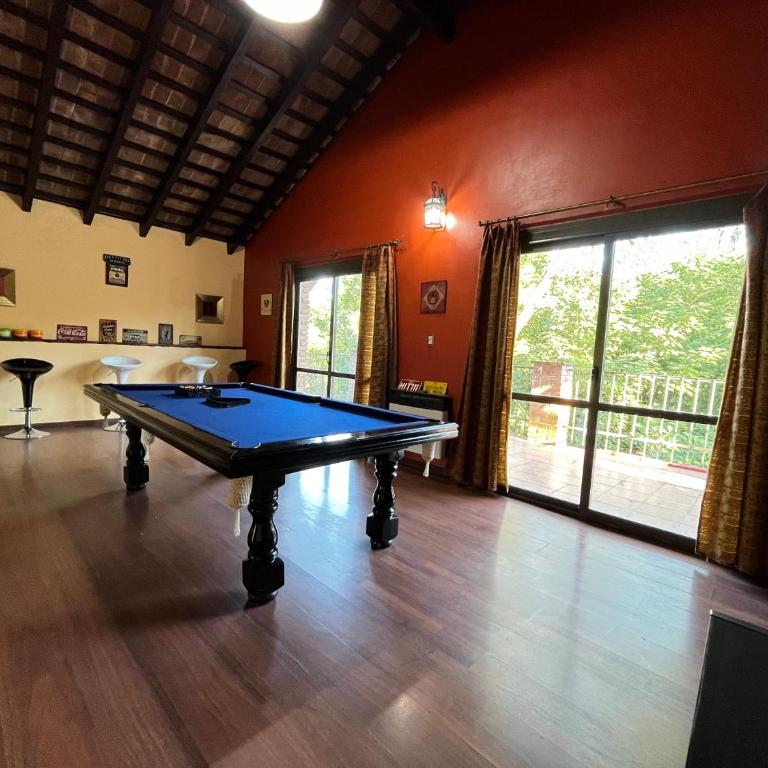 Casa completa con piscina y quincho en Ascochinga, 4 habitaciones, zona golf - Casa de 3 dormitorios - 6