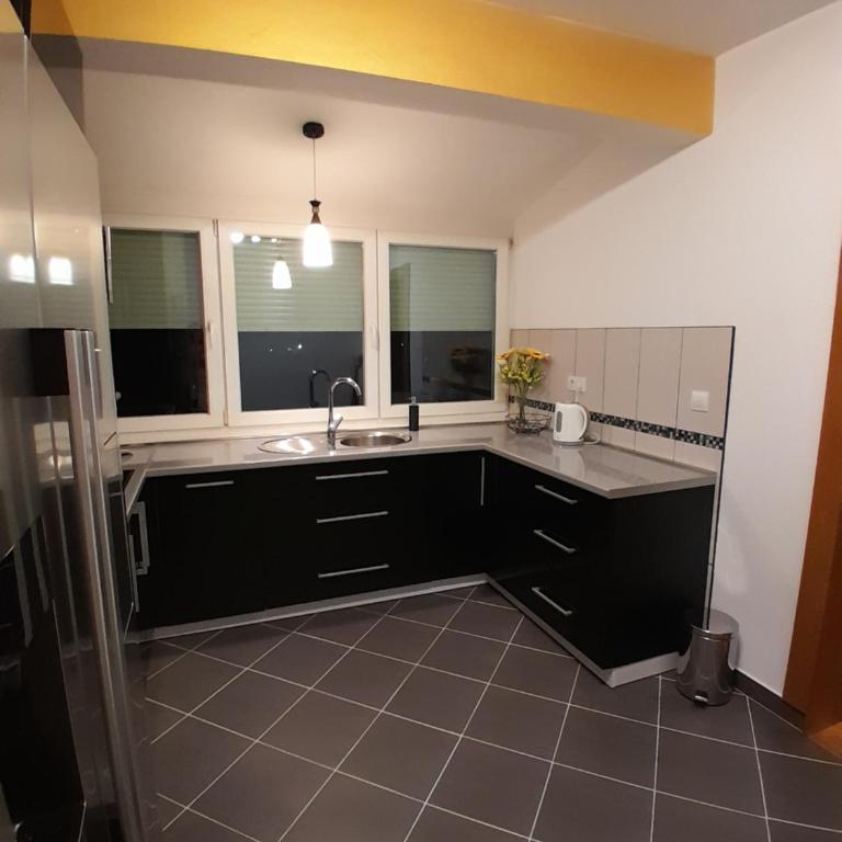 Apartman Gold&Black Banja Luka - Deluks Apartman sa 2 Spavaće Sobe i Balkonom - 14