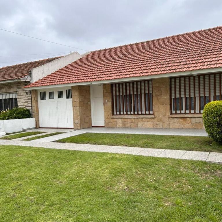 Casa con jardín metros del mar en Mar del Plata - Casa de 3 dormitorios - 25