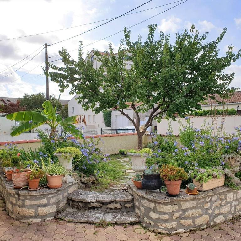 Royan - MAISON RUSTIQUE avec jardin clos - proche COMMERCES et PLAGES - Maison 2 Chambres - 23