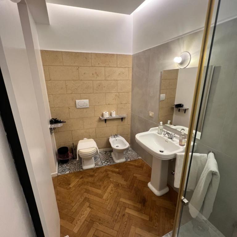Room Verona Ai Duchi - Camera Matrimoniale con Bagno Privato Esterno - 11