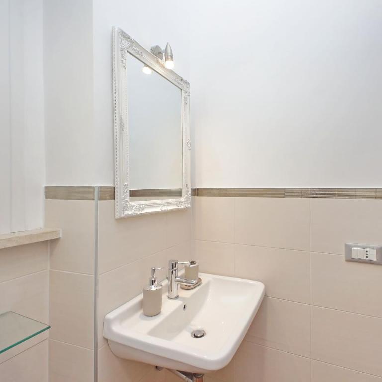 New Apartment with balcony - 150m Metro A - Appartamento con 3 Camere da Letto - 44