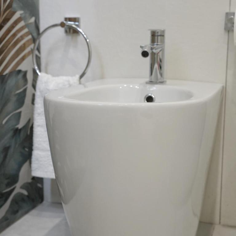 FicuriniasHouse-Cozy Central Flat with Parking - Two-Bedroom House - 33
