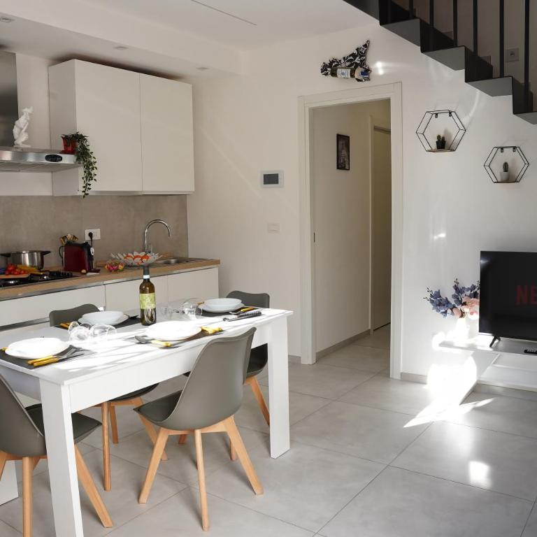FicuriniasHouse-Cozy Central Flat with Parking - Two-Bedroom House - 4