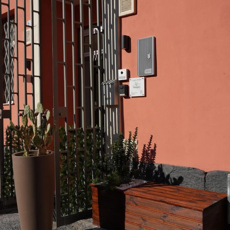 FicuriniasHouse-Cozy Central Flat with Parking - Two-Bedroom House - 2