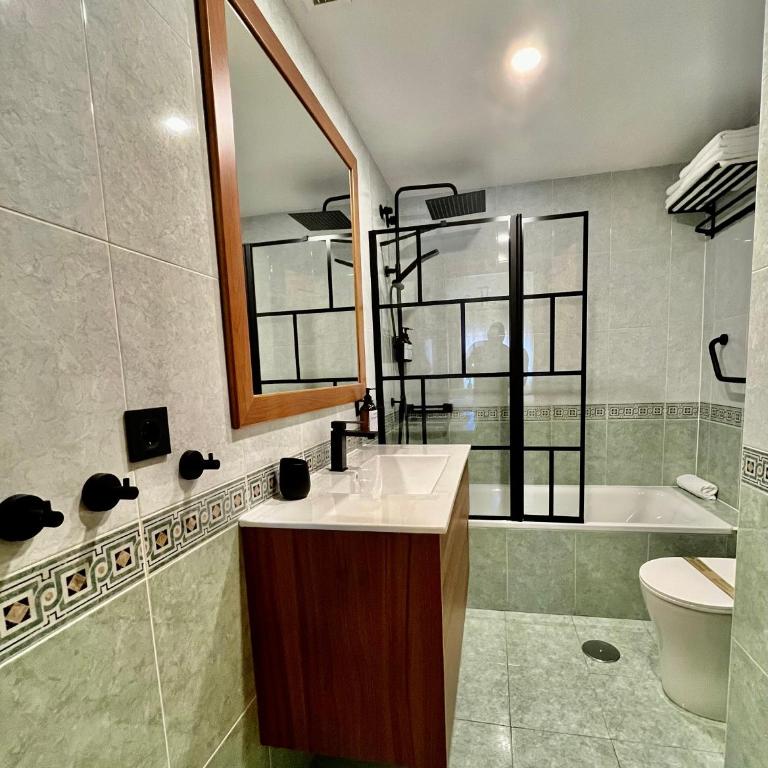 Alicante Central Market Suites - Suite with Balcony - 8