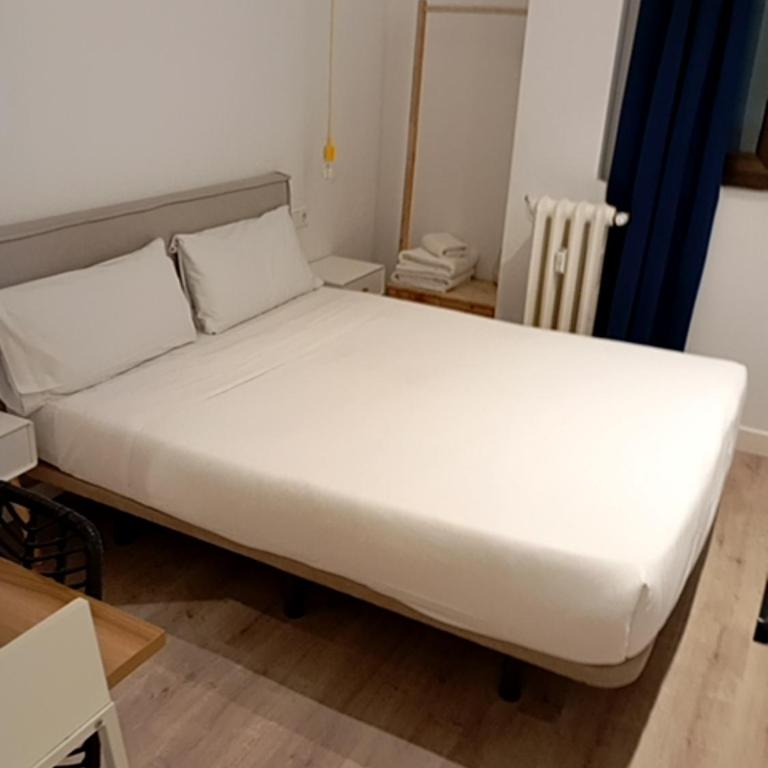 Hostal Manuela by gaiarooms - Budget Double Room - 11