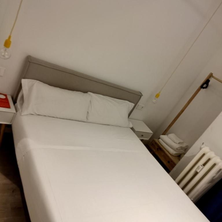 Hostal Manuela by gaiarooms - Budget Double Room - 12