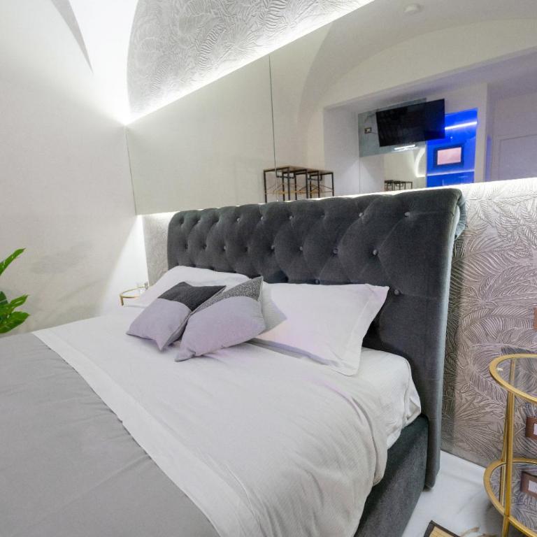 ETNEA 208 LUXURY JACUZZI SUITE Catania - Superior King Room - 8