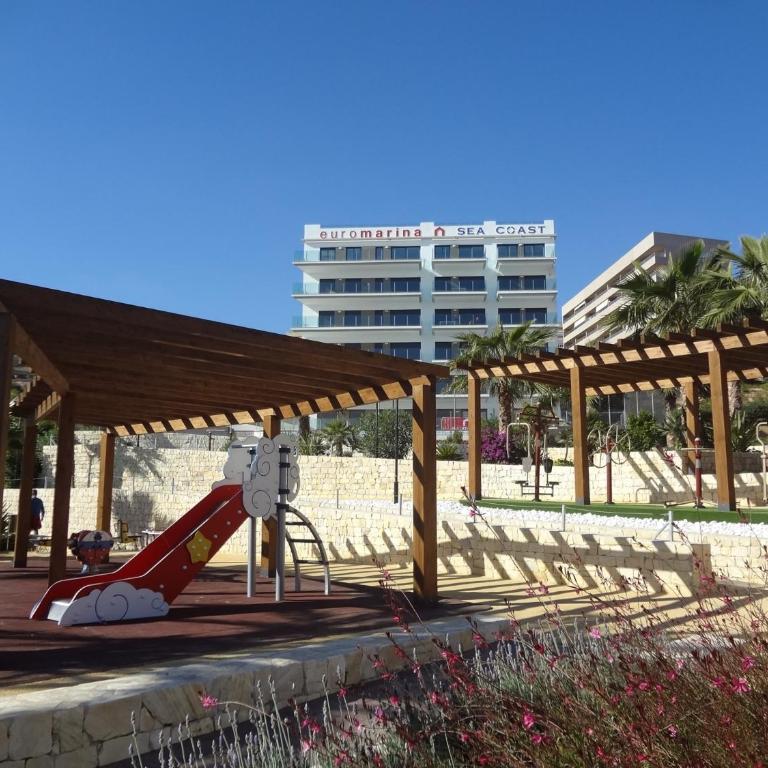 Apartamento de lujo con terraza y vistas al mar R23 by Novadesta - Three-Bedroom Apartment - 20